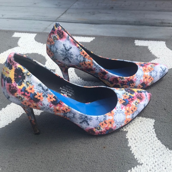 Nicole Miller Floral Tropical Pumps - Picture 4 of 5